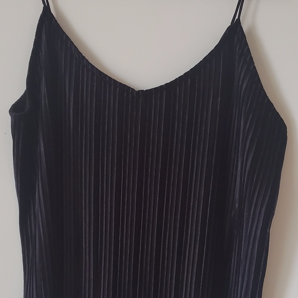 Vero Moda Tops - vero moda black velvet tank top L striped NWT